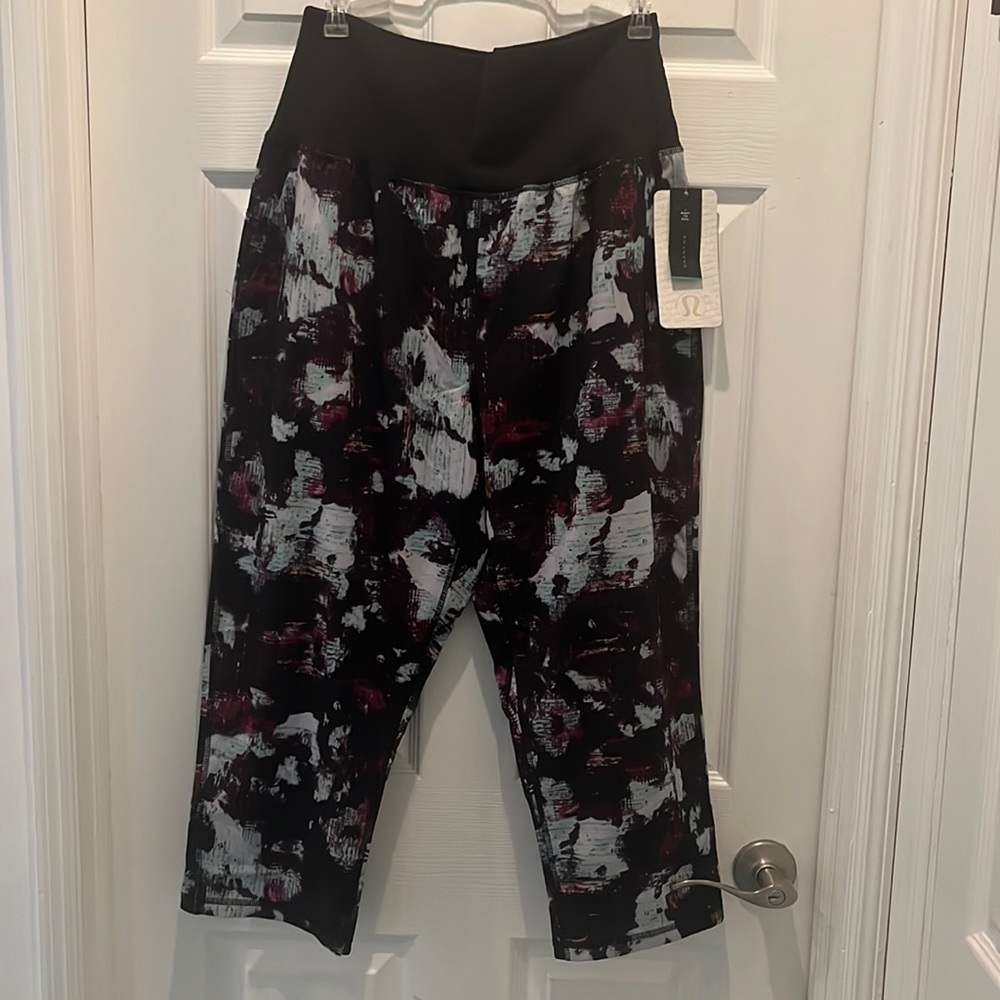 BNWT’S. Lululemon Tranquil Crop - Picture 5 of 13